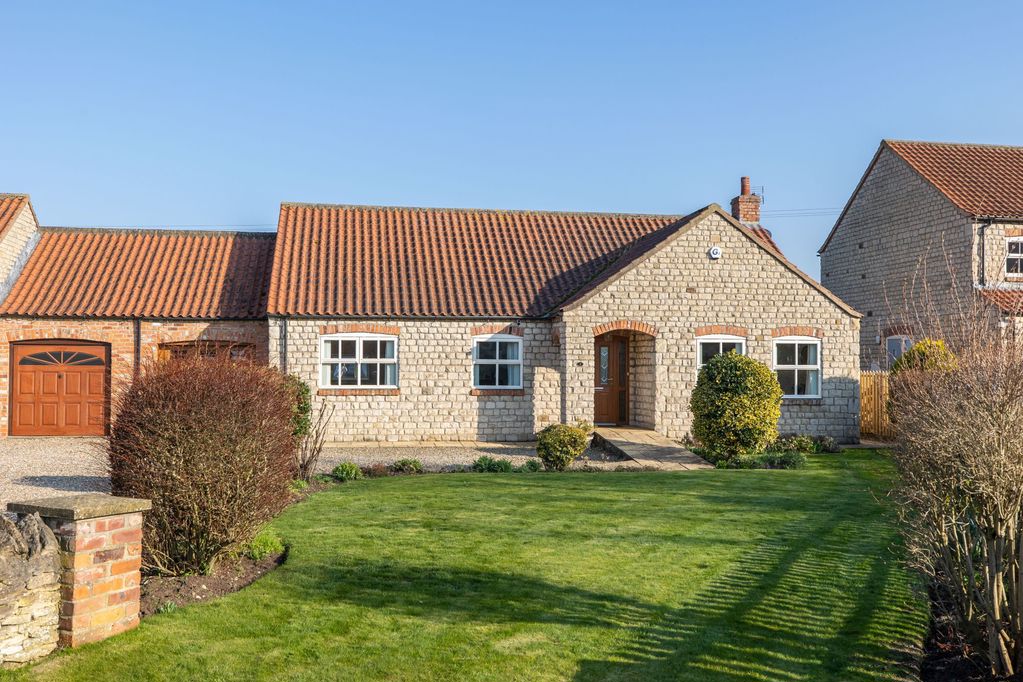 3 bedroom Detached bungalow For Sale