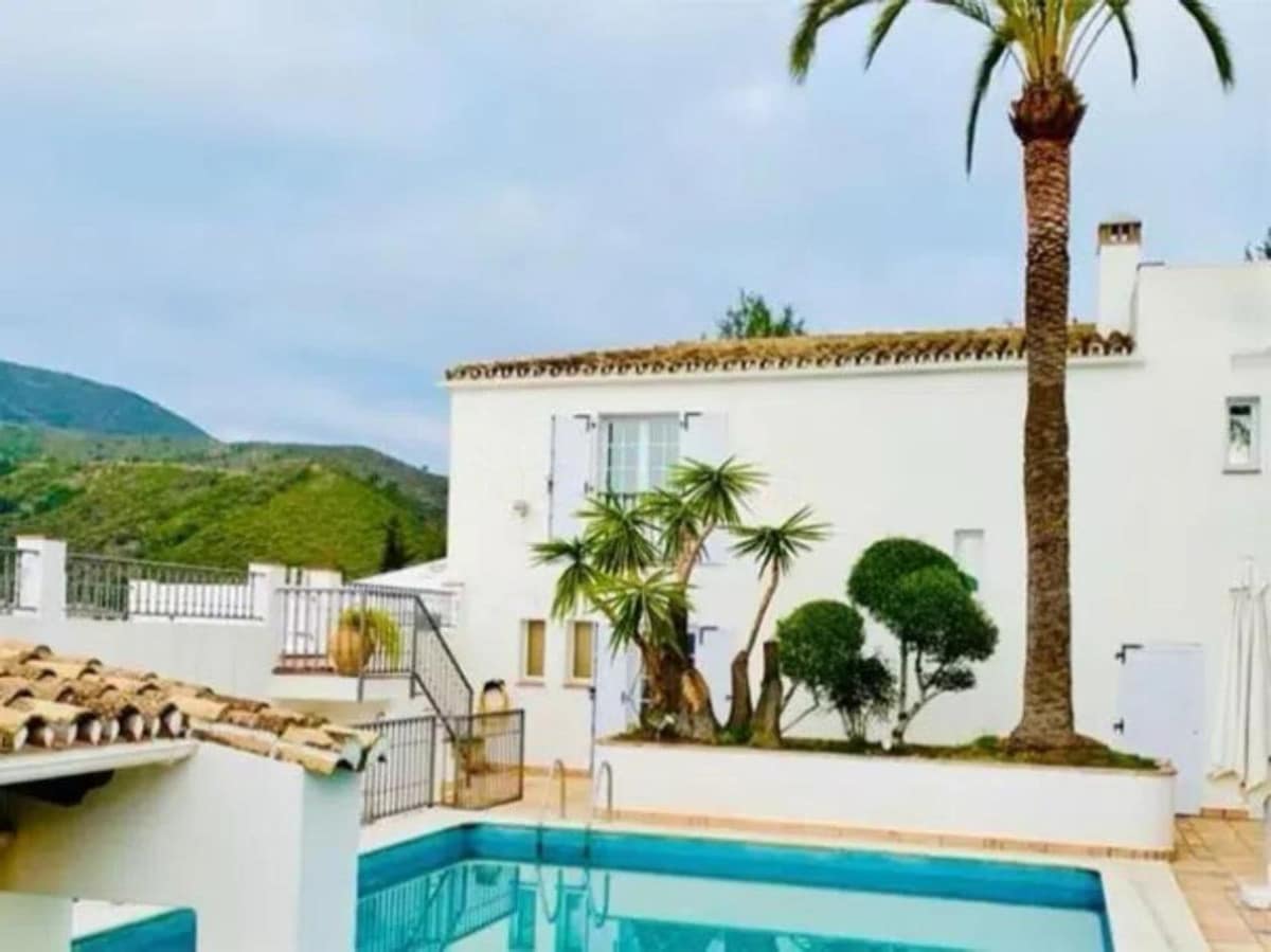 8 bedroom Villa For Sale