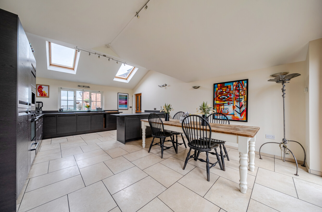 5 bedroom Link detached house For Sale