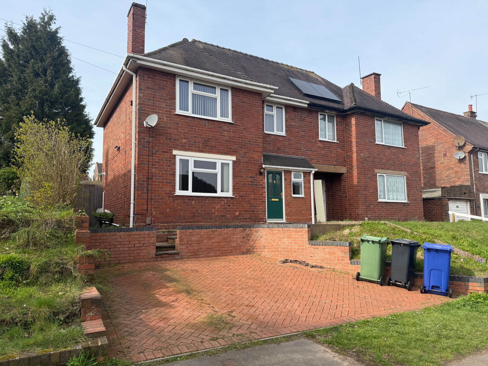 3 bedroom Semi-detached house Under Offer