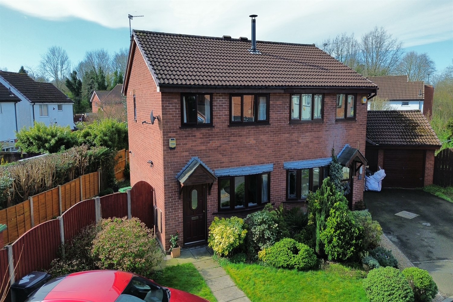 3 bedroom Semi-detached house Under Offer