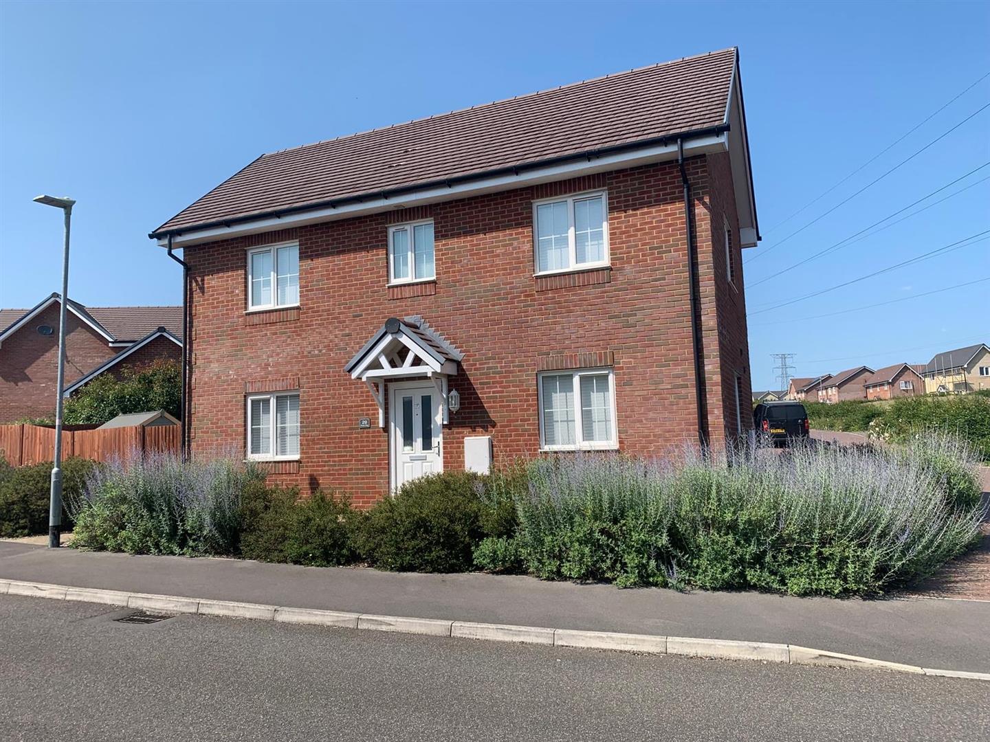 3 bedroom Semi-detached house Under Offer