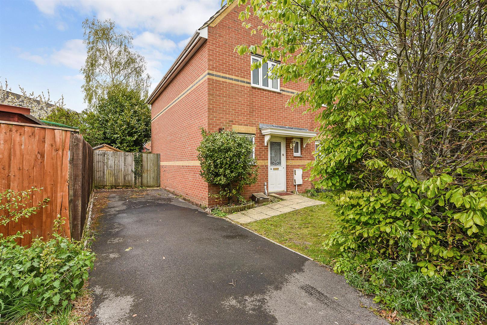 2 bedroom Semi-detached house Under Offer