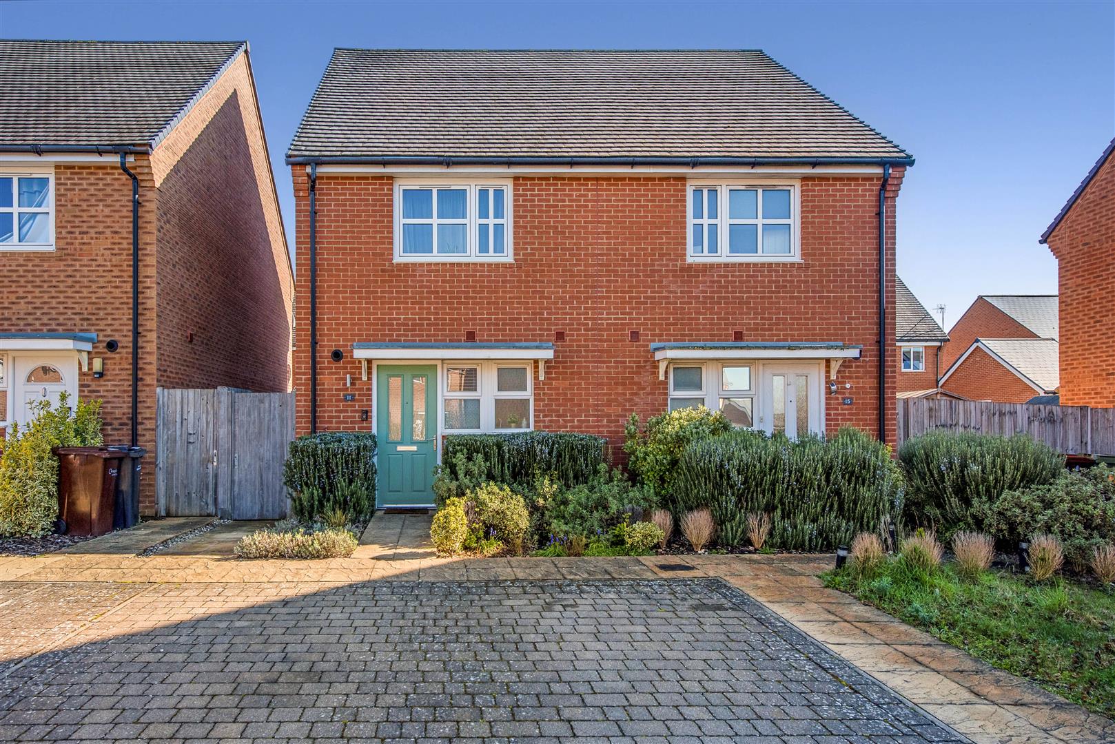 2 bedroom Semi-detached house Under Offer