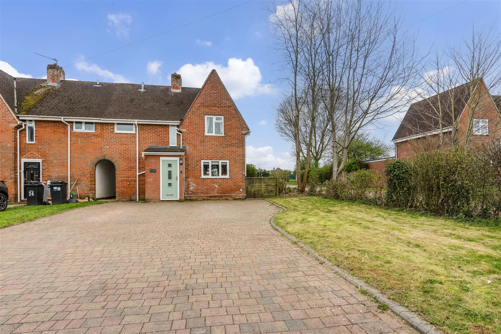 3 bedroom Semi-detached house Under Offer