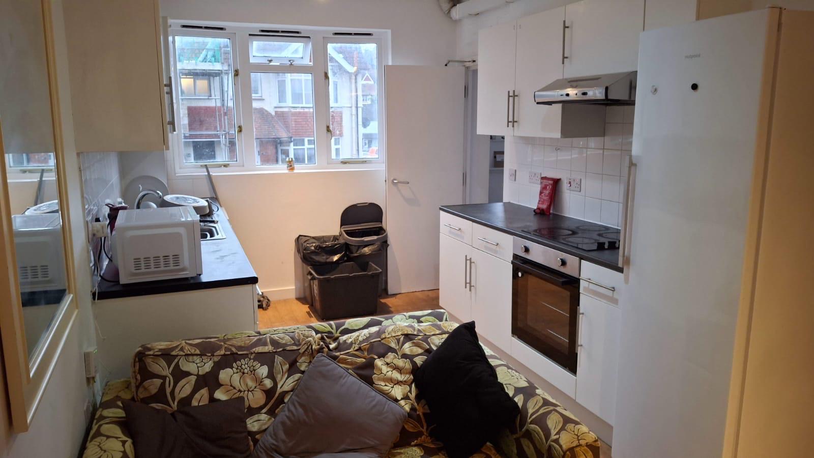 8 bedroom Semi-detached house To Let