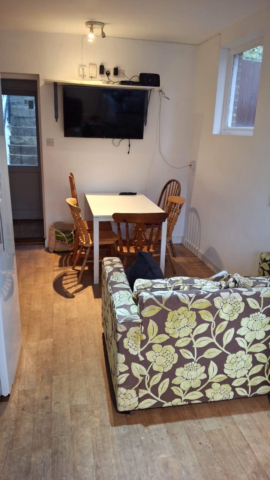 8 bedroom Flat To Let