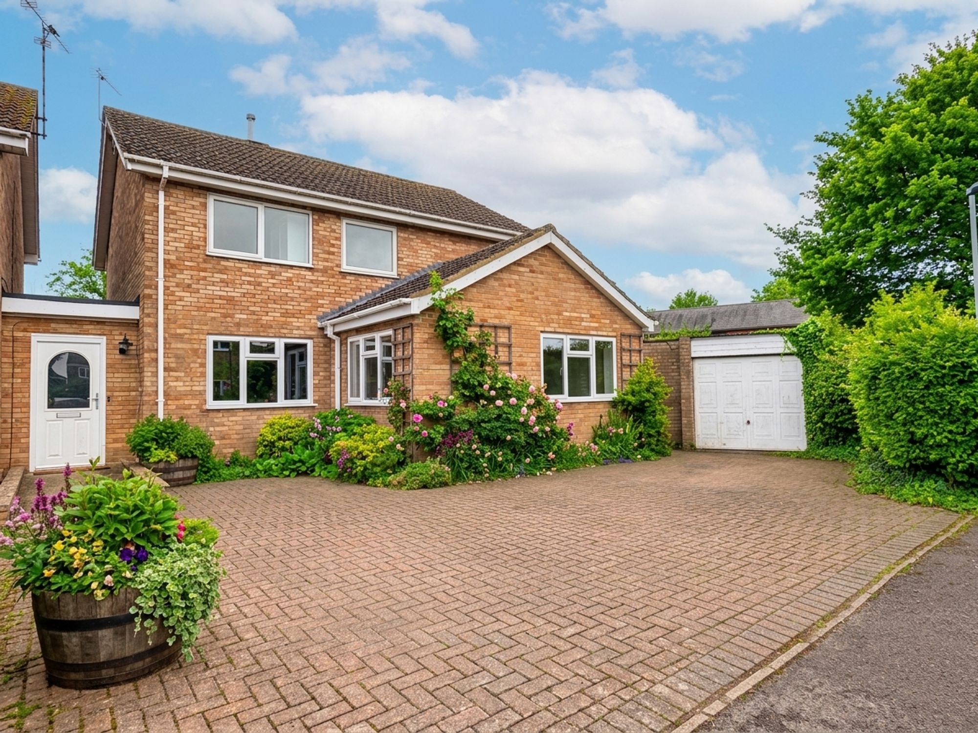 4 bedroom Link detached house Under Offer