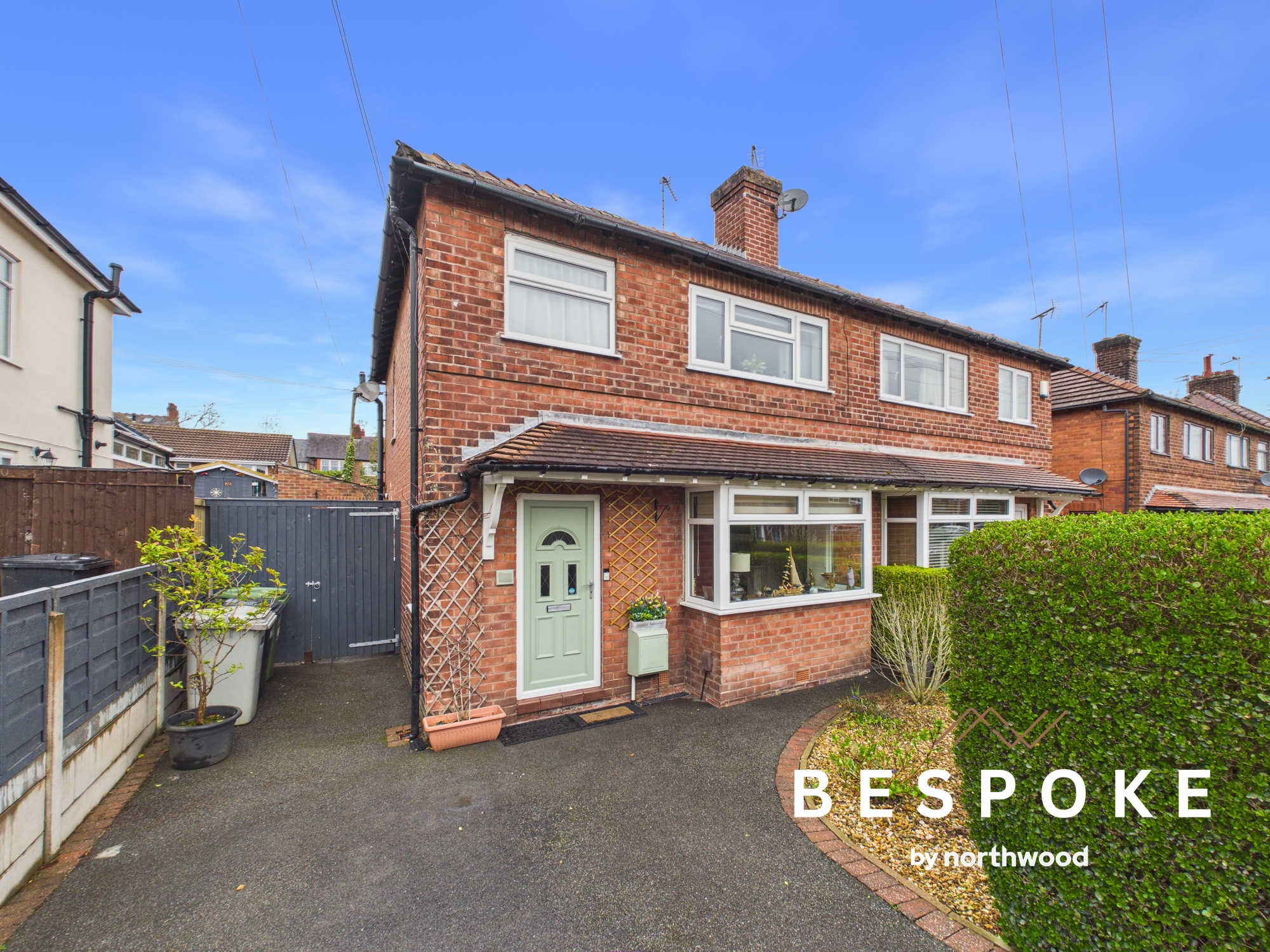 3 bedroom Semi-detached house Under Offer