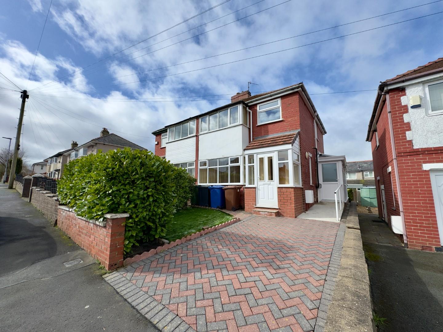 3 bedroom Semi-detached house Under Offer