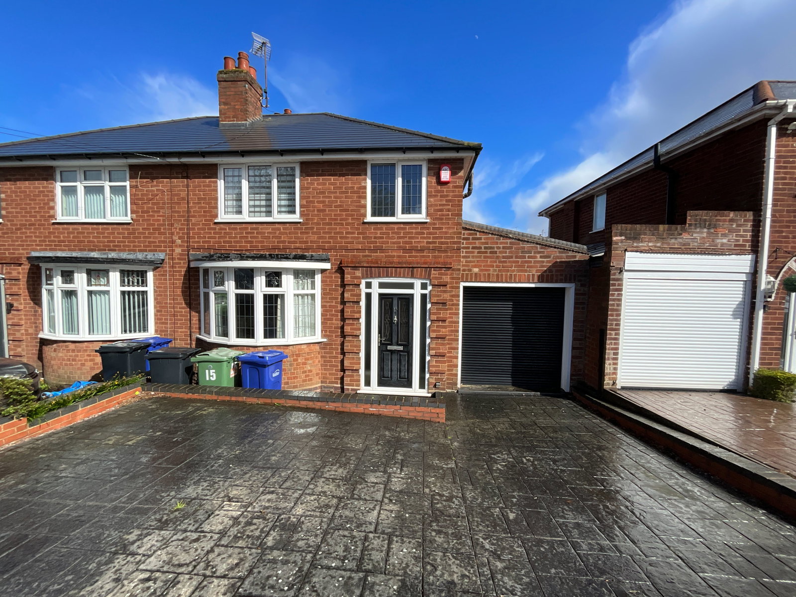 3 bedroom Semi-detached house Under Offer
