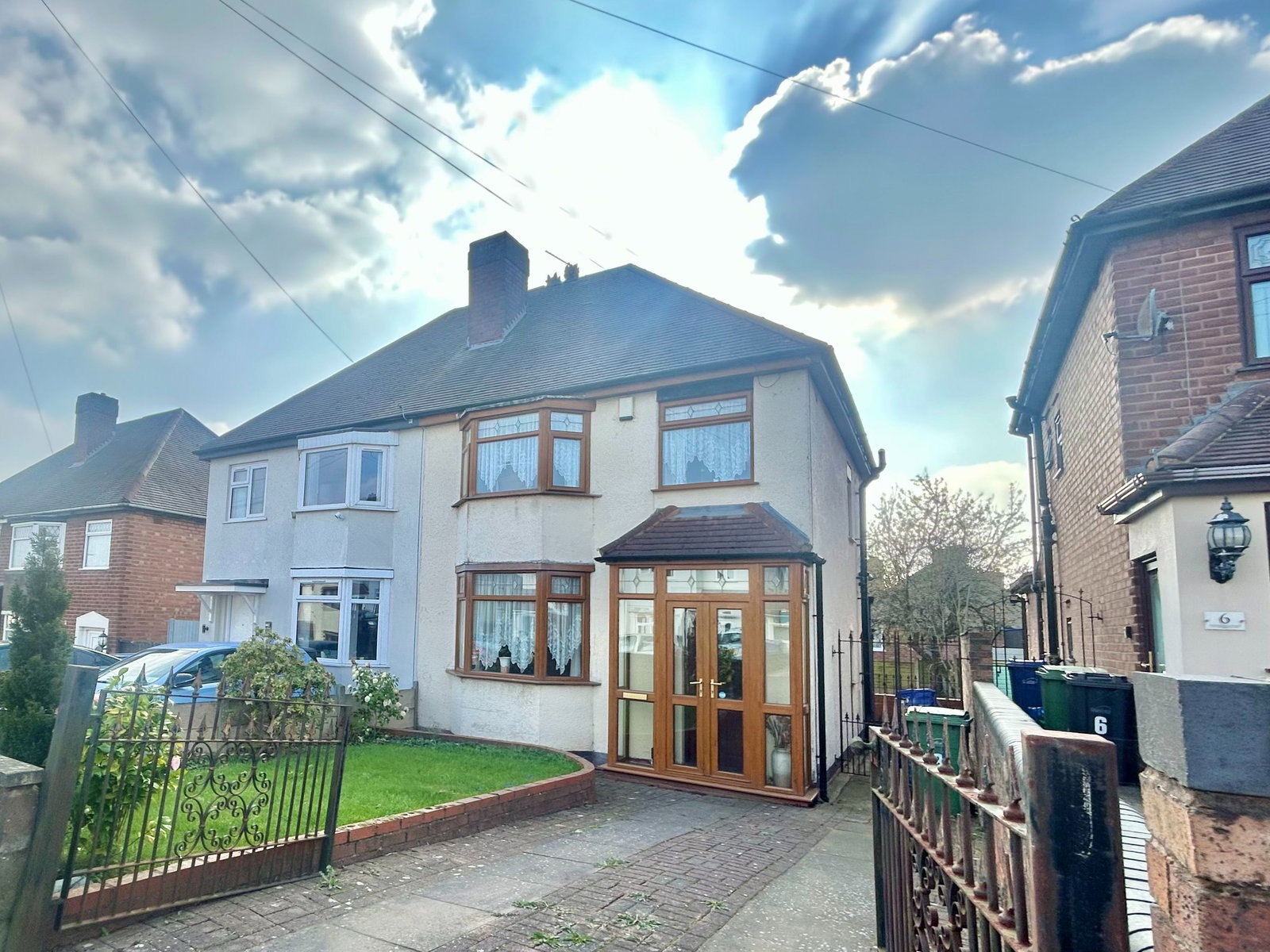3 bedroom Semi-detached house Under Offer