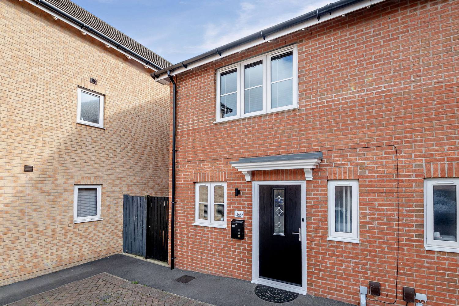 2 bedroom Semi-detached house Under Offer