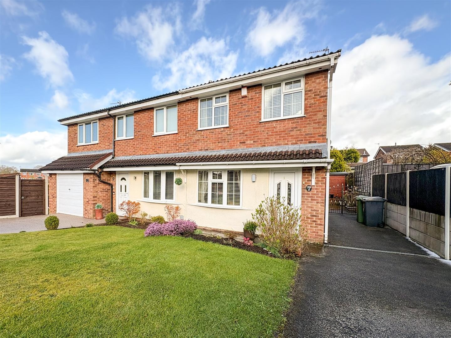 2 bedroom Link detached house Under Offer