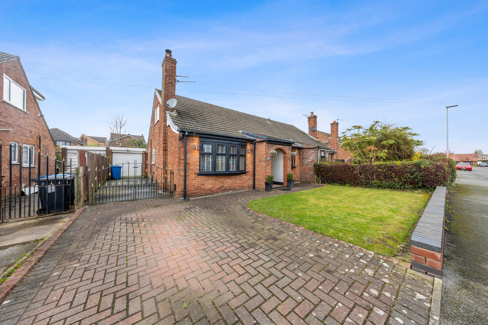 3 bedroom Detached bungalow Under Offer