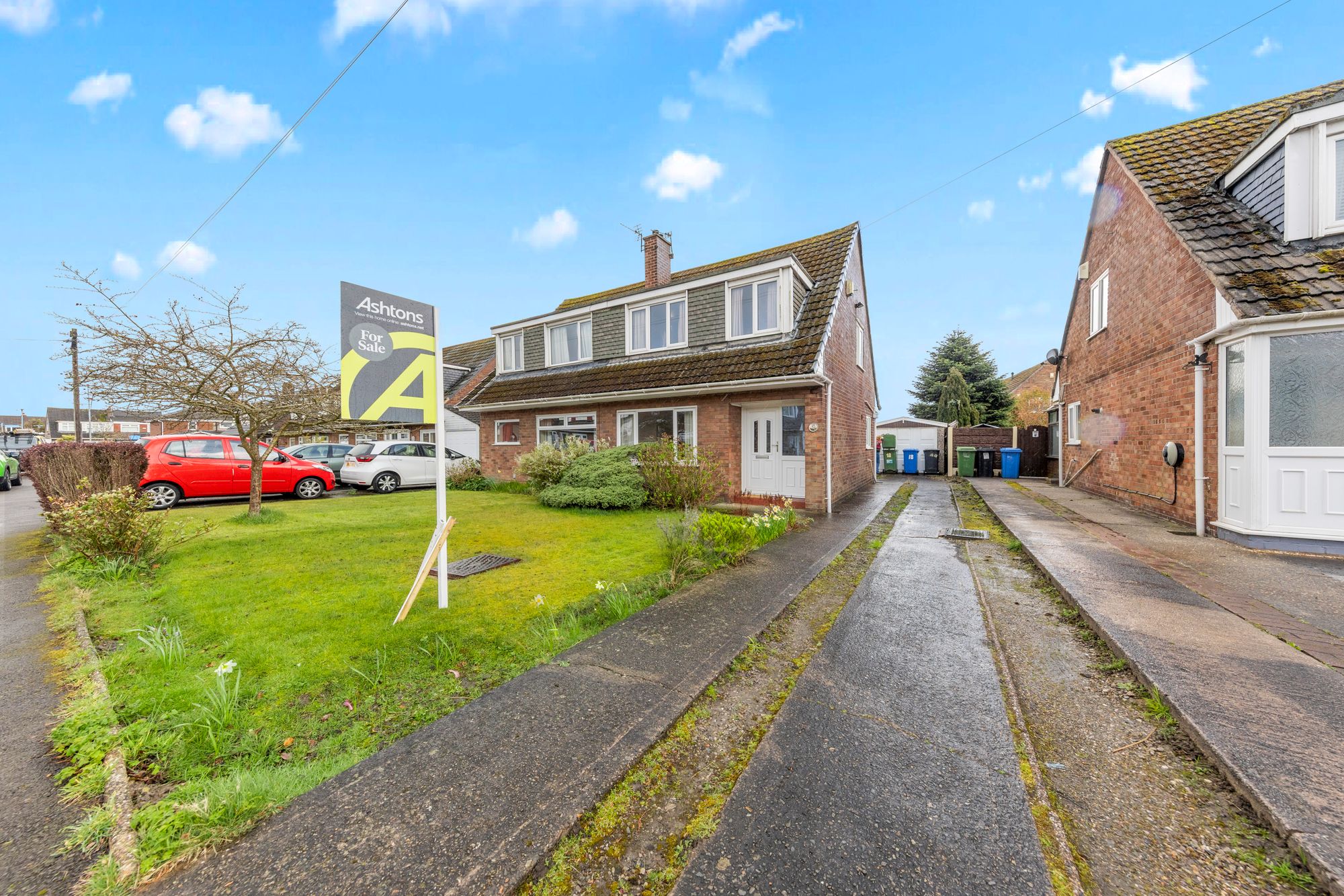 3 bedroom Semi-detached house Under Offer