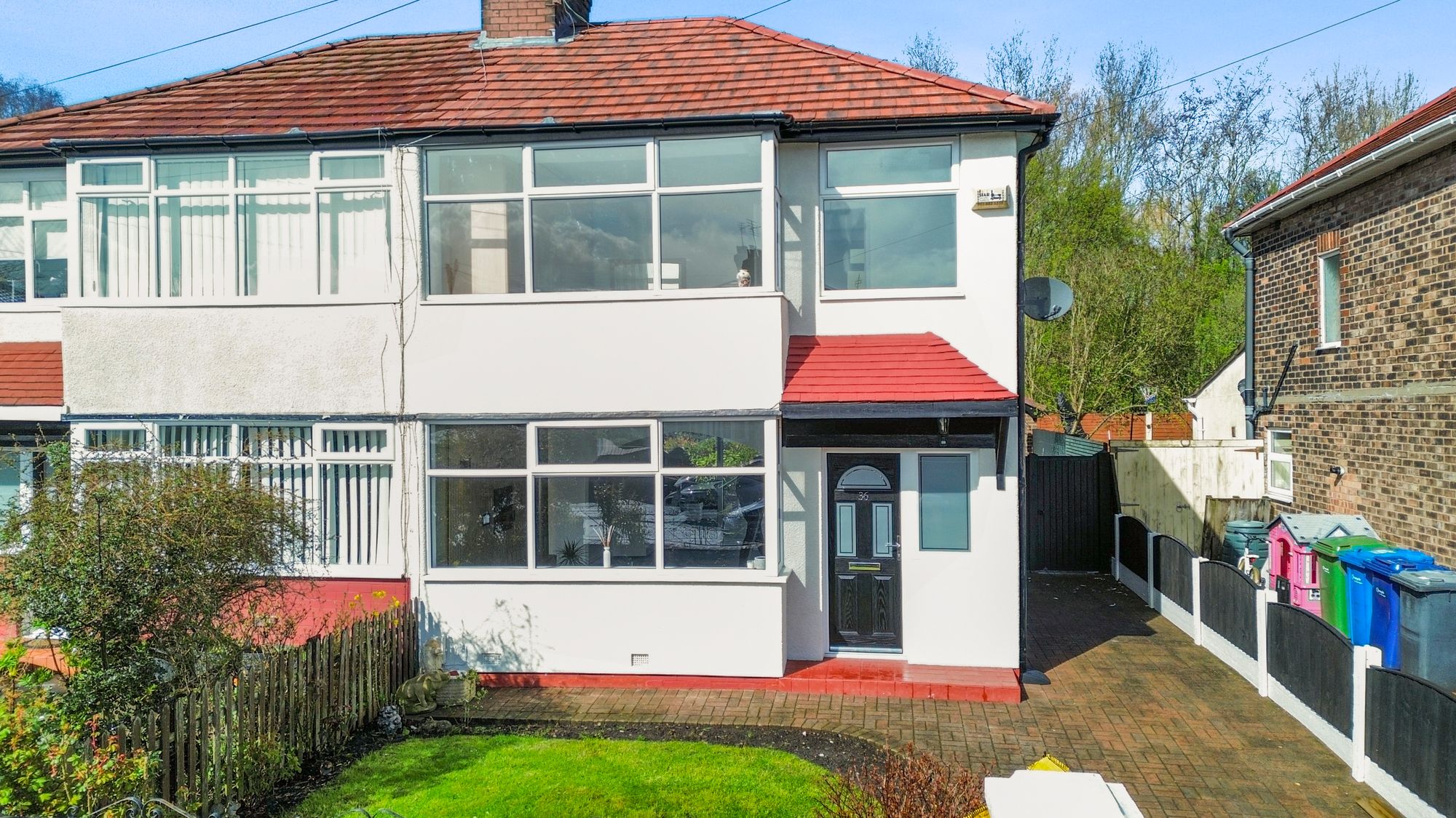 3 bedroom Semi-detached house Under Offer