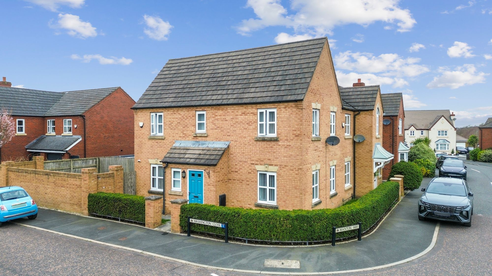 3 bedroom Semi-detached house Under Offer