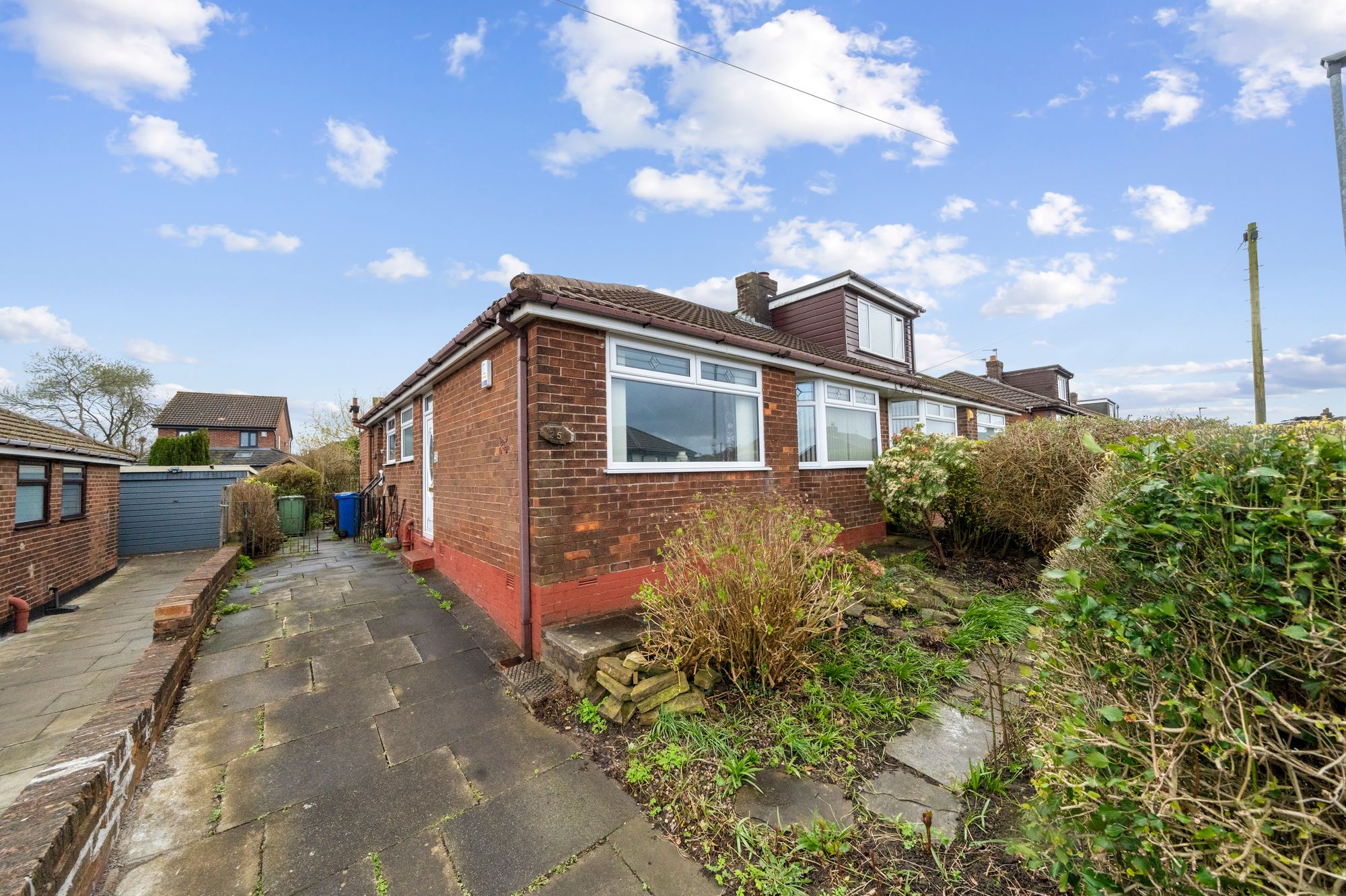 3 bedroom Semi-detached house Under Offer