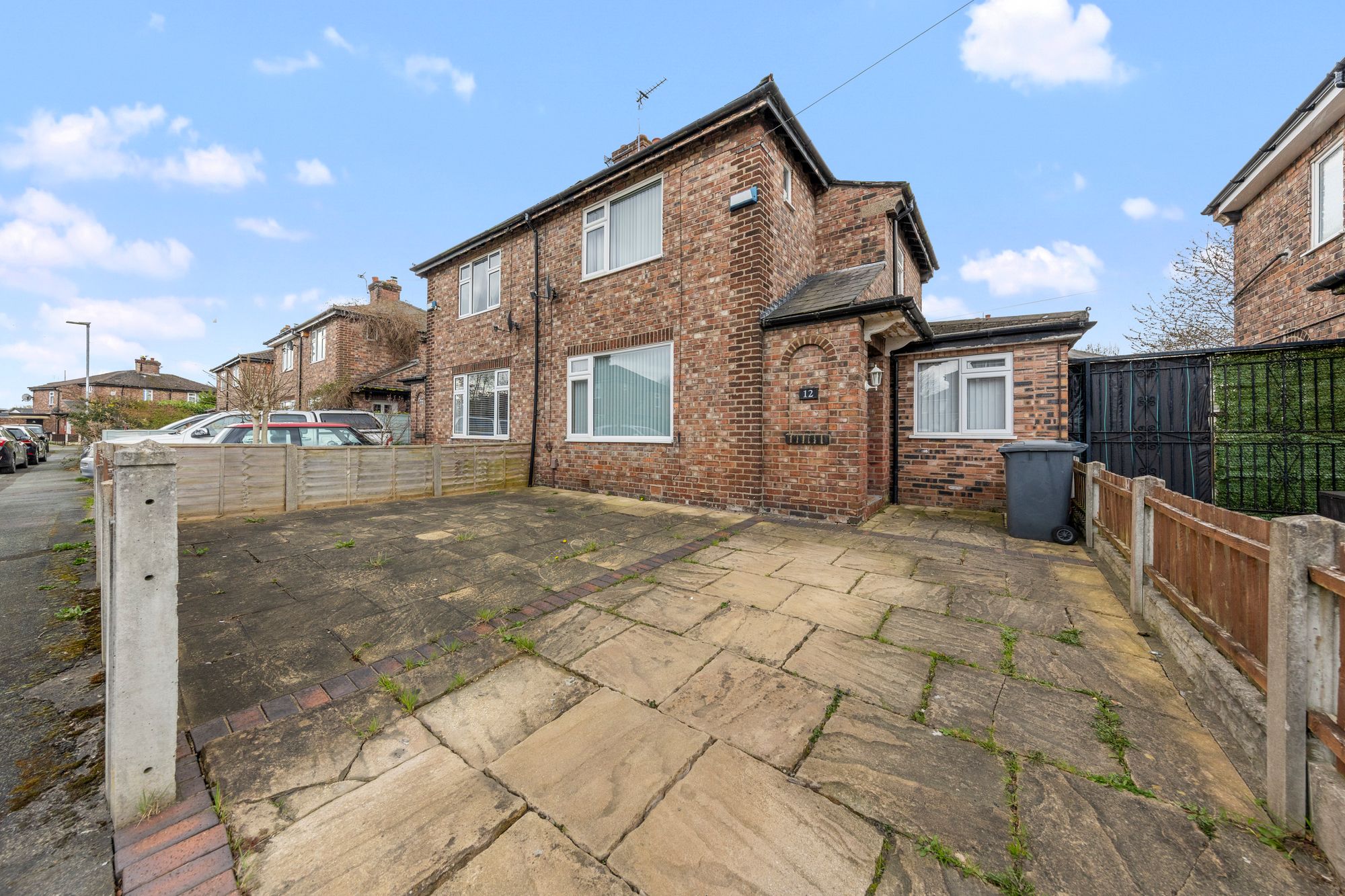 3 bedroom Semi-detached house Under Offer