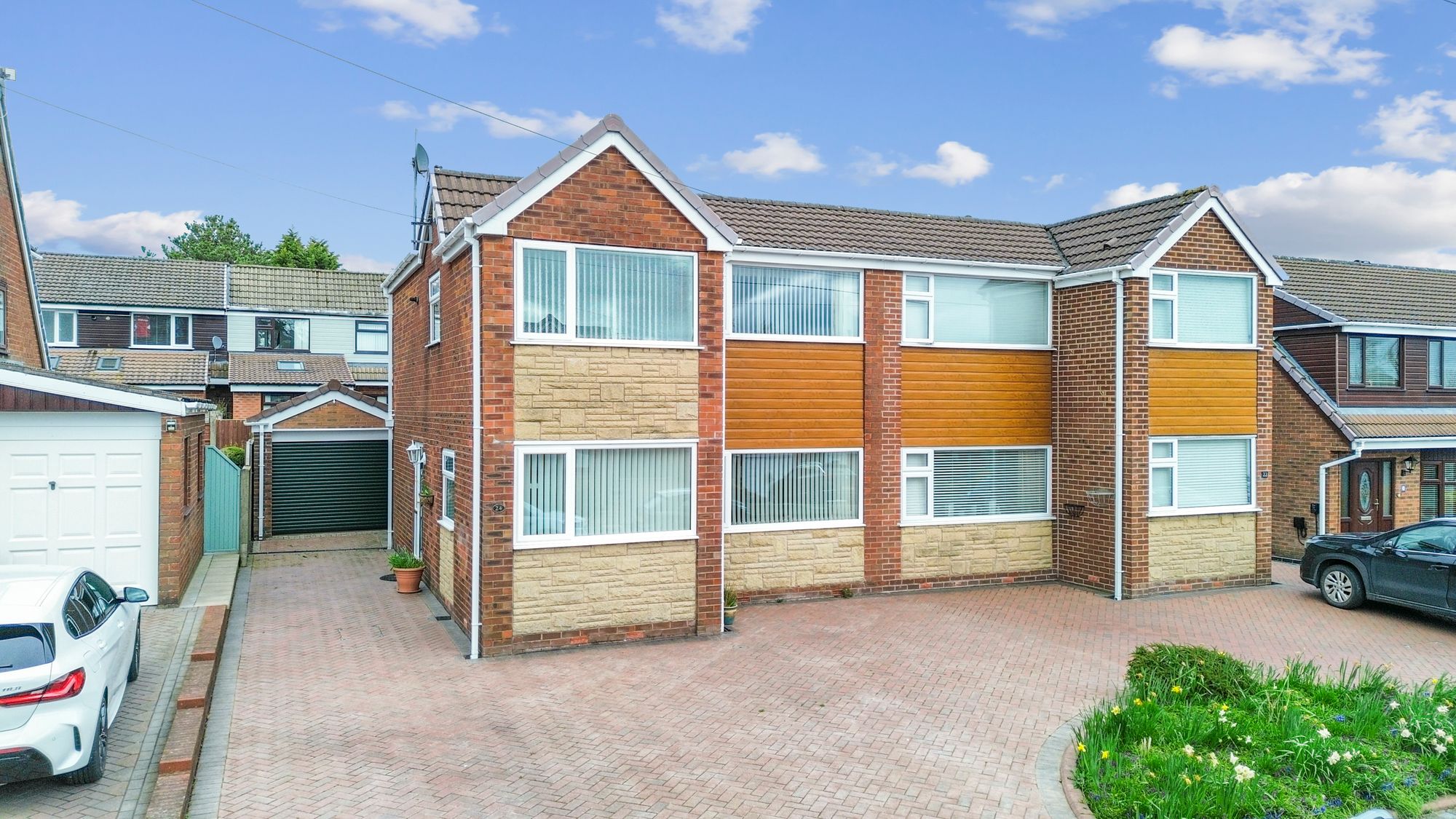 3 bedroom Semi-detached house Under Offer