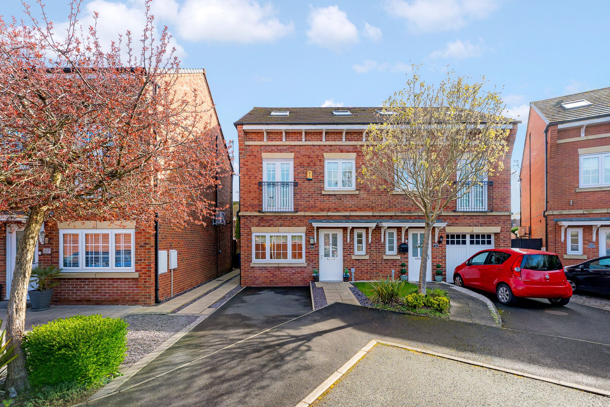 3 bedroom Semi-detached house Under Offer