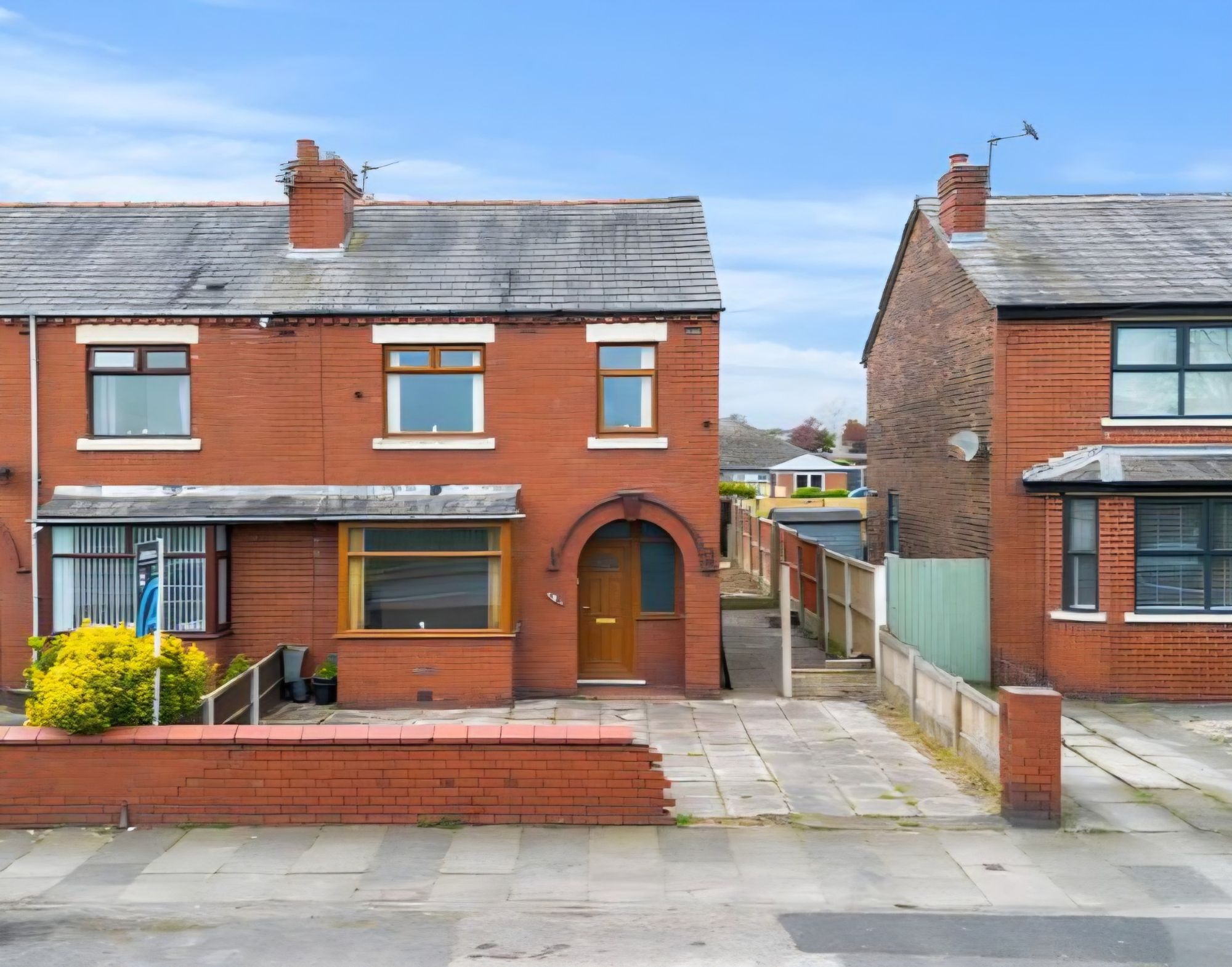 3 bedroom Semi-detached house For Sale