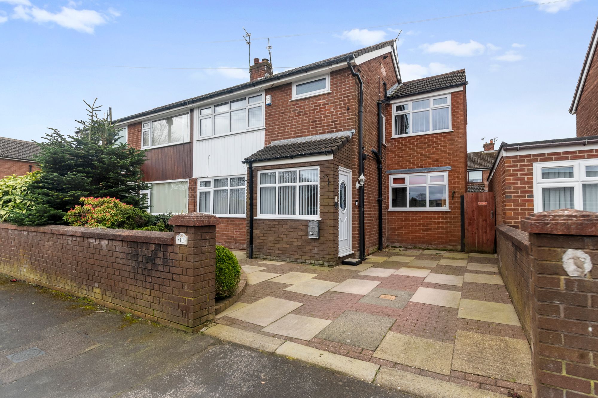 4 bedroom Semi-detached house Under Offer