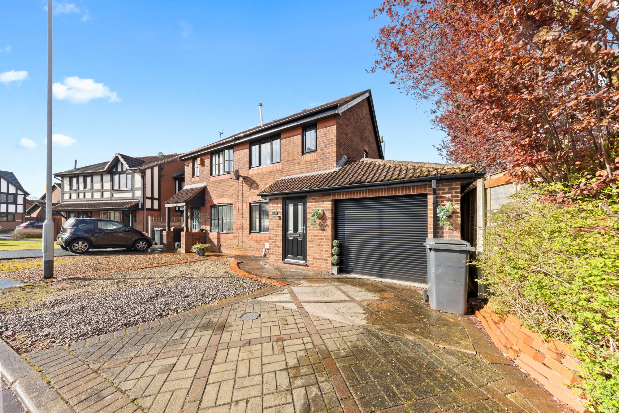 2 bedroom Semi-detached house Under Offer