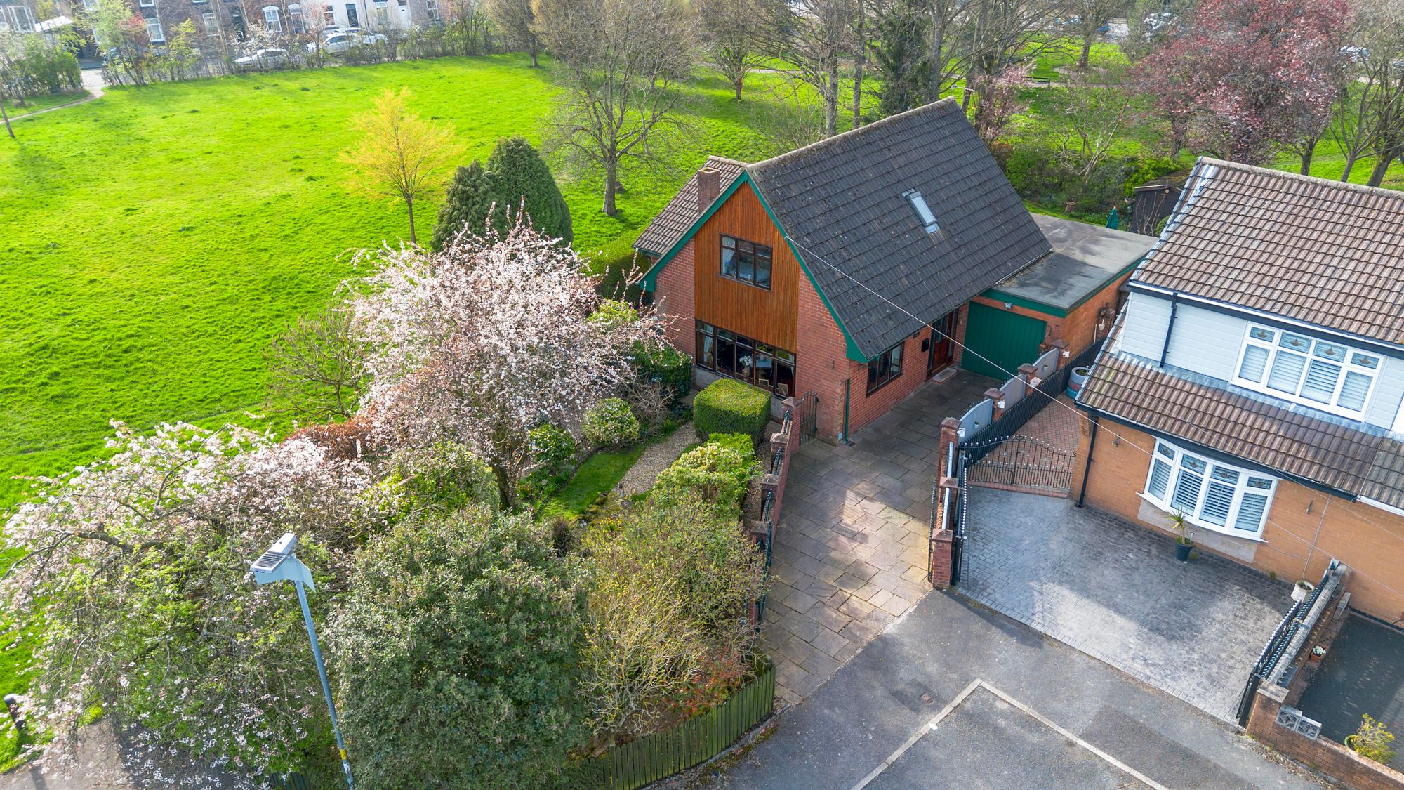 3 bedroom Detached house Under Offer