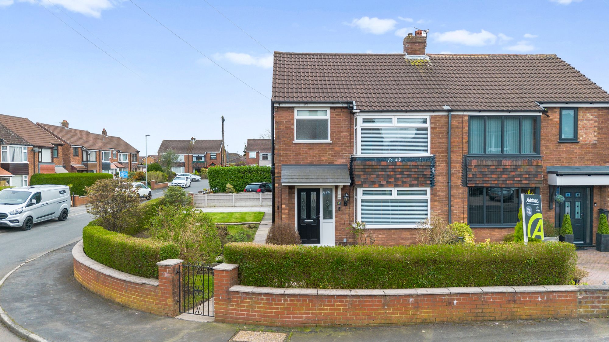 3 bedroom Semi-detached house Under Offer