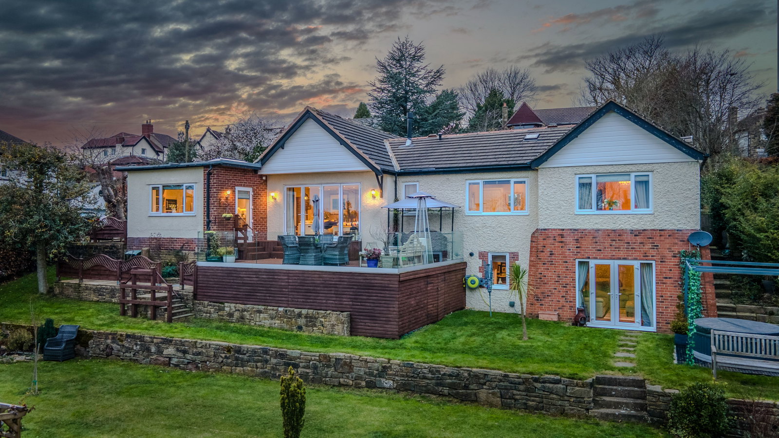 5 bedroom Detached house Under Offer