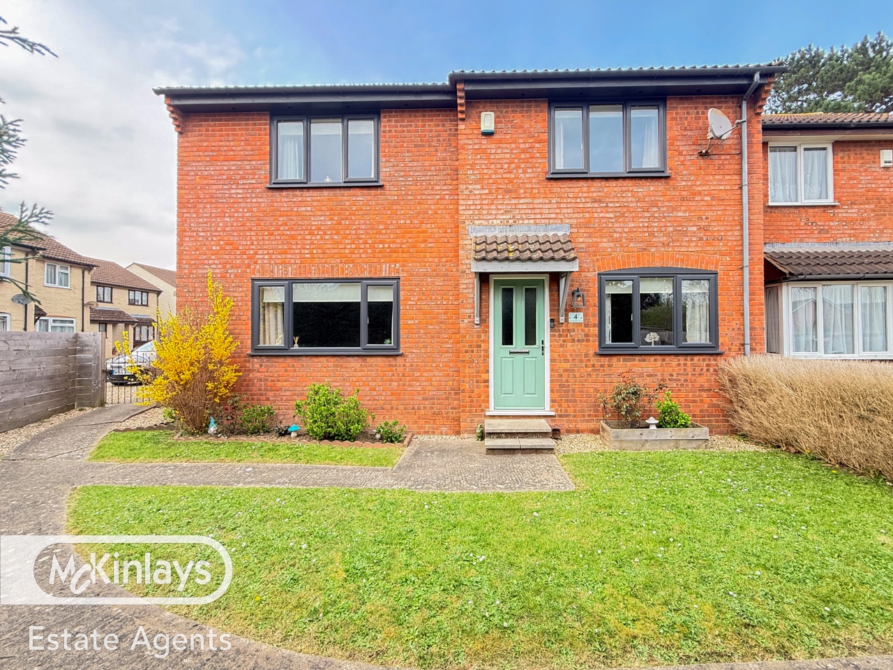 4 bedroom Semi-detached house Under Offer