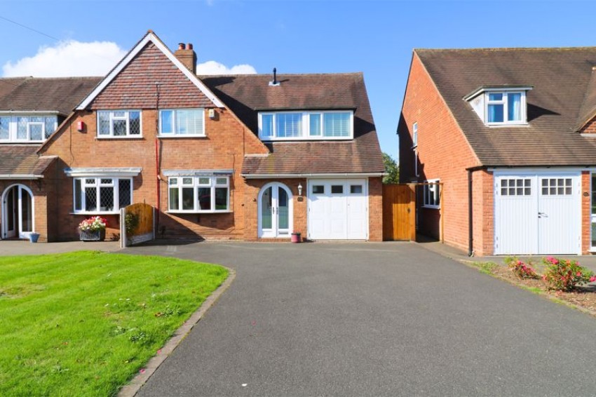 3 bedroom Semi-detached house Under Offer