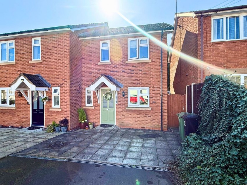3 bedroom Semi-detached house Under Offer
