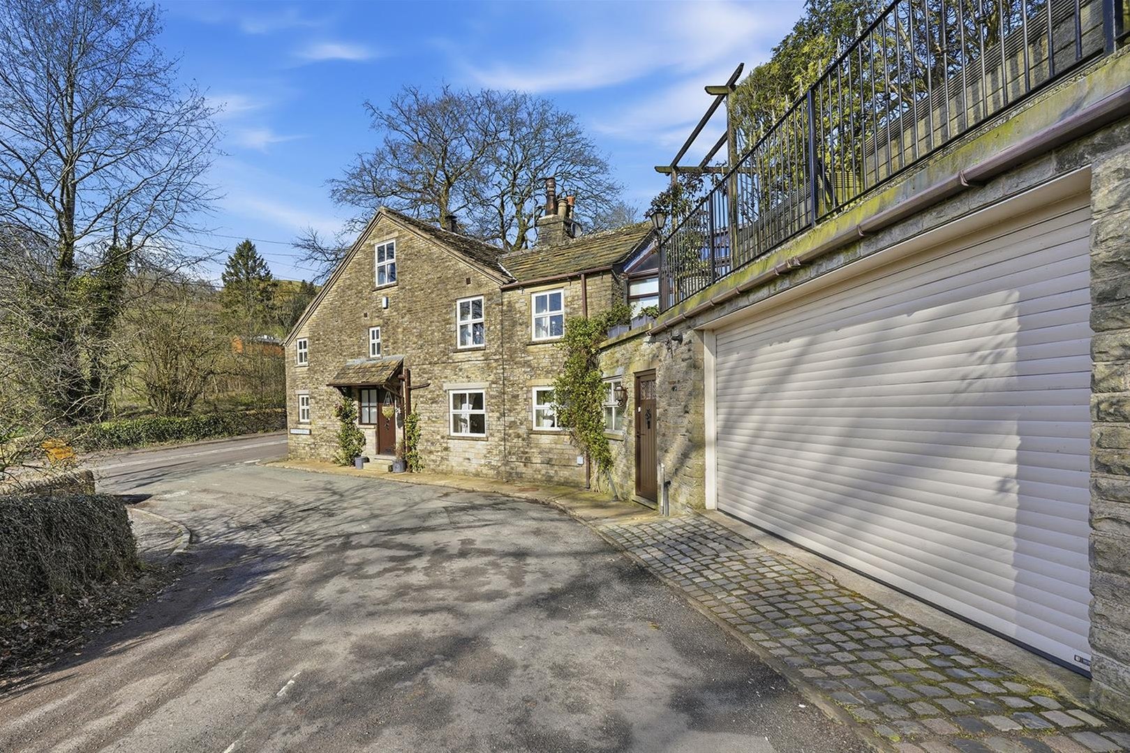 3 bedroom Semi-detached house Under Offer