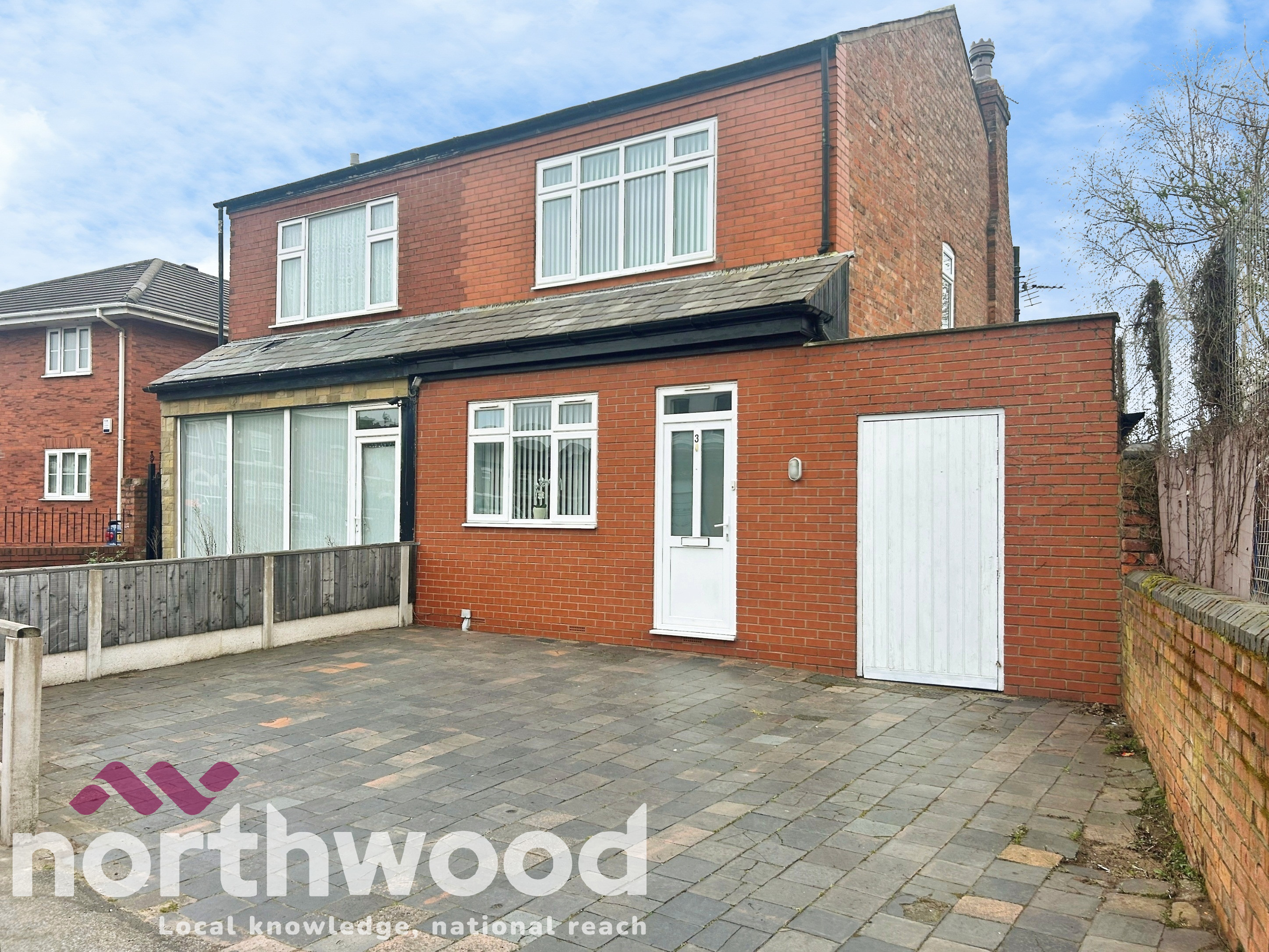 2 bedroom Semi-detached house Under Offer