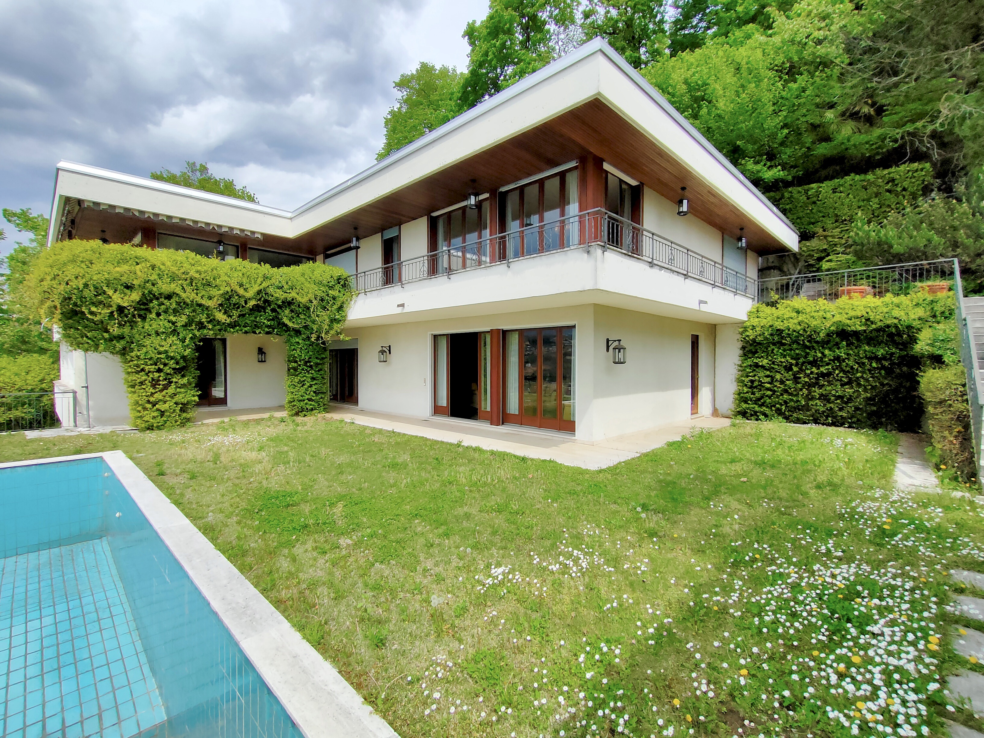 8 bedroom Villa For Sale