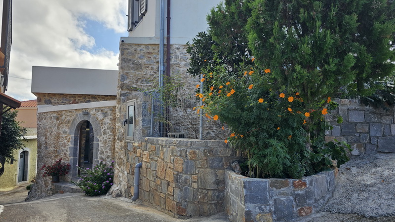2 bedroom Stone House For Sale