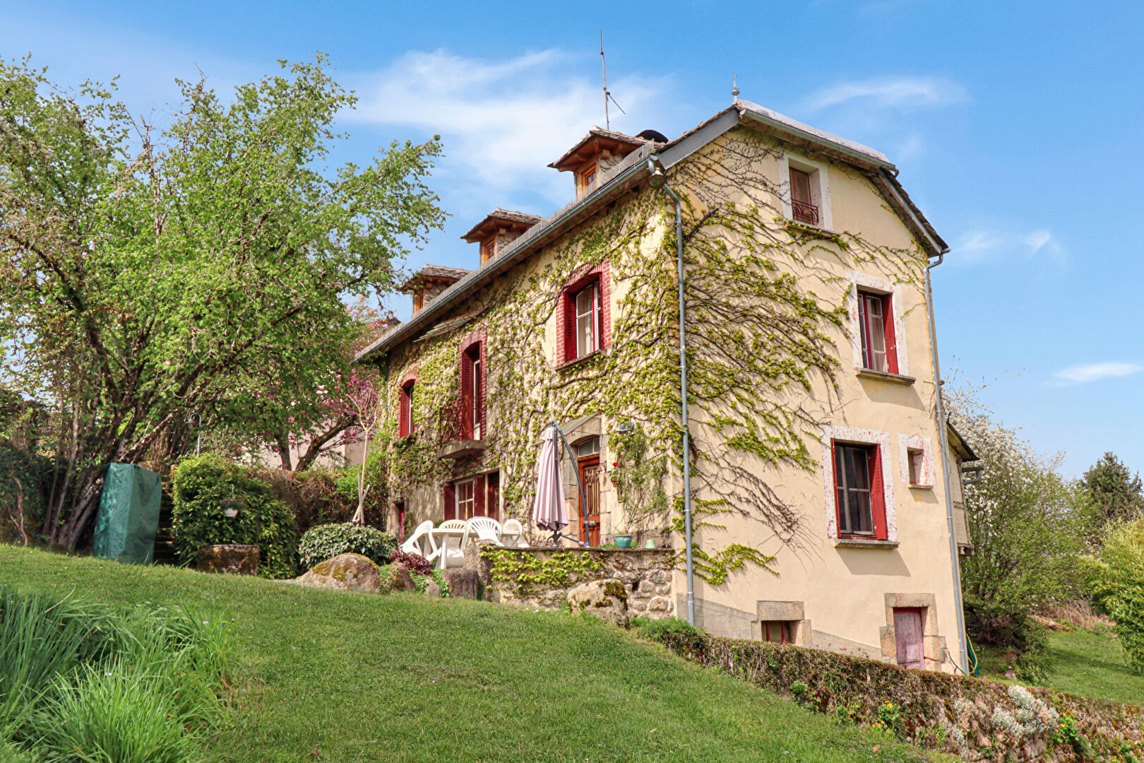 4 bedroom Stone House For Sale