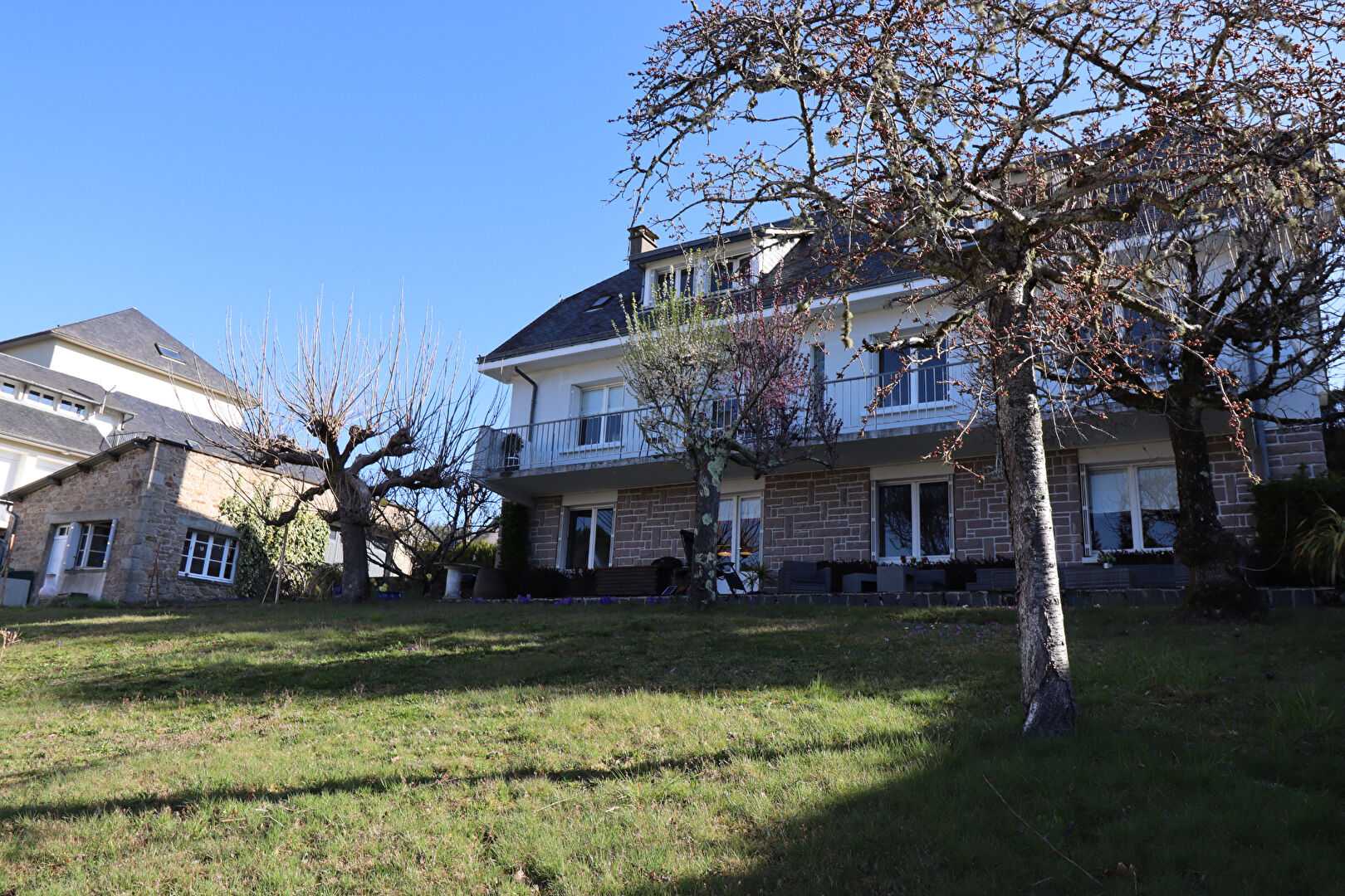 6 bedroom Stone House For Sale