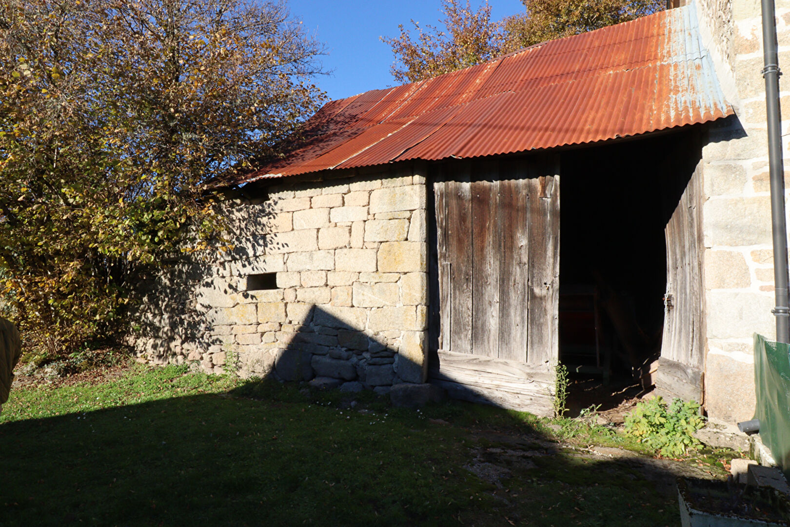 8 bedroom Barn For Sale
