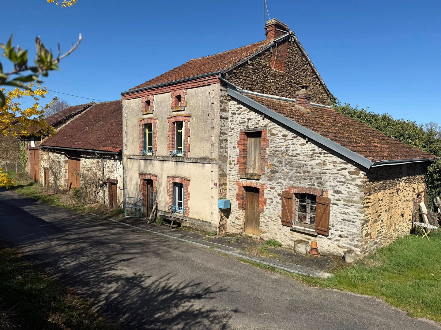3 bedroom Stone House For Sale