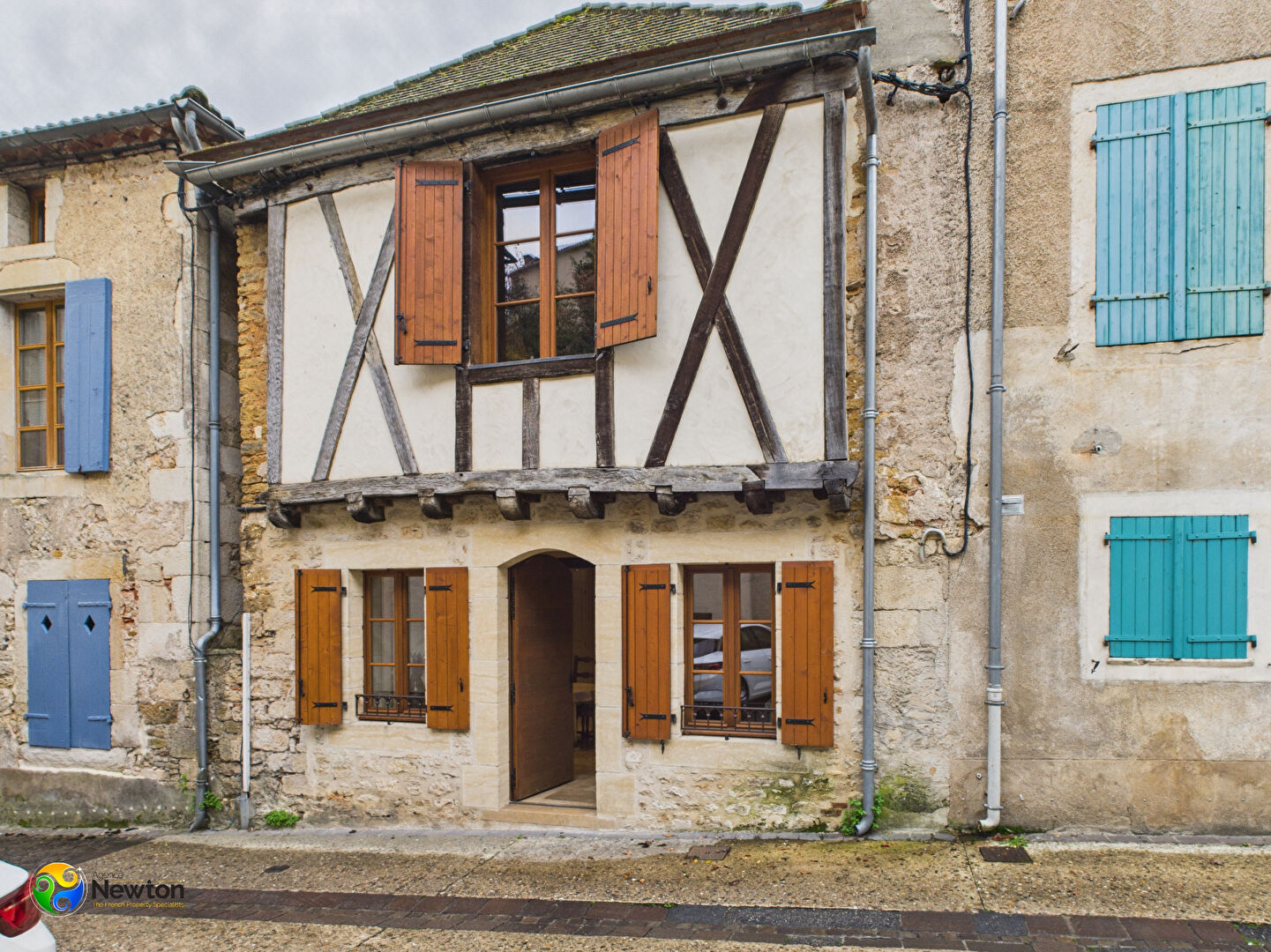 3 bedroom Studio flat For Sale