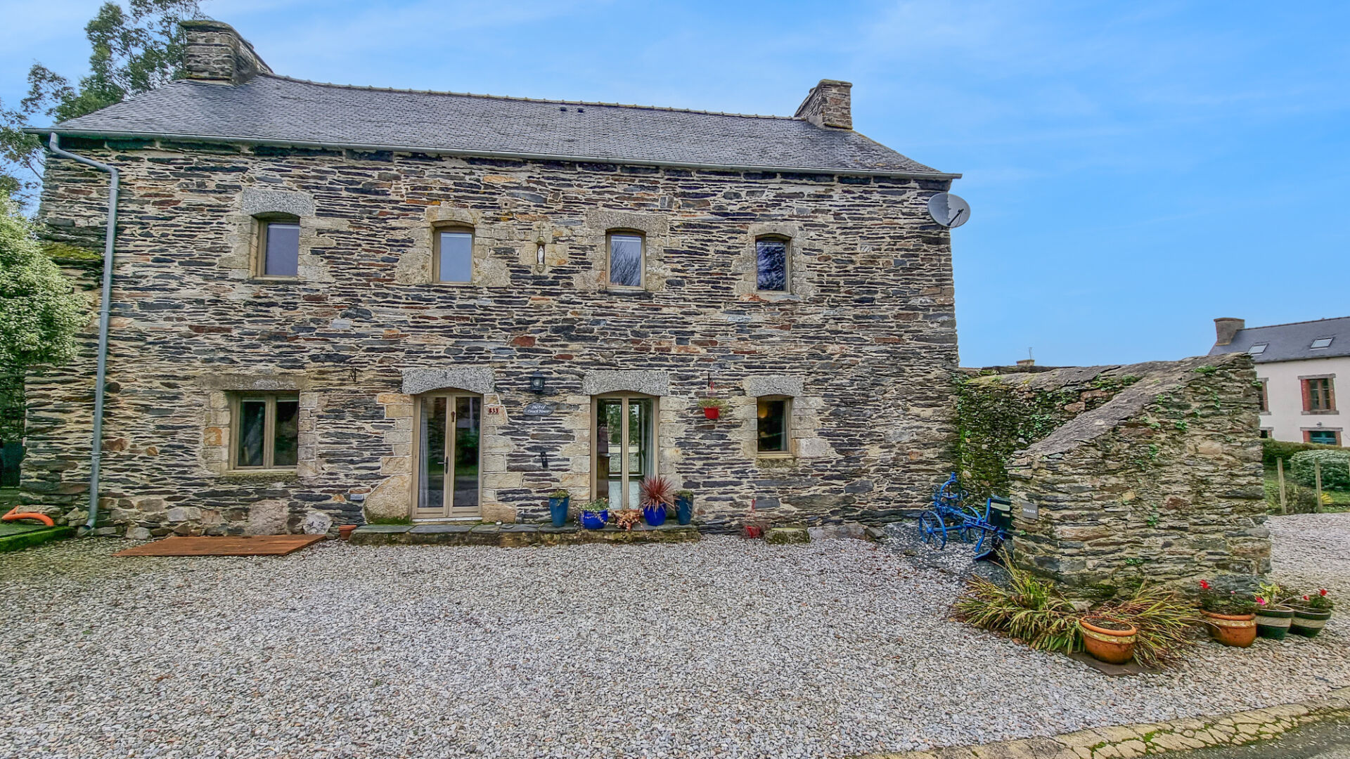 4 bedroom Stone House For Sale