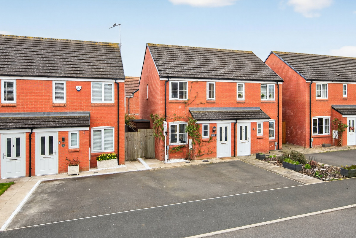 2 bedroom Semi-detached house For Sale