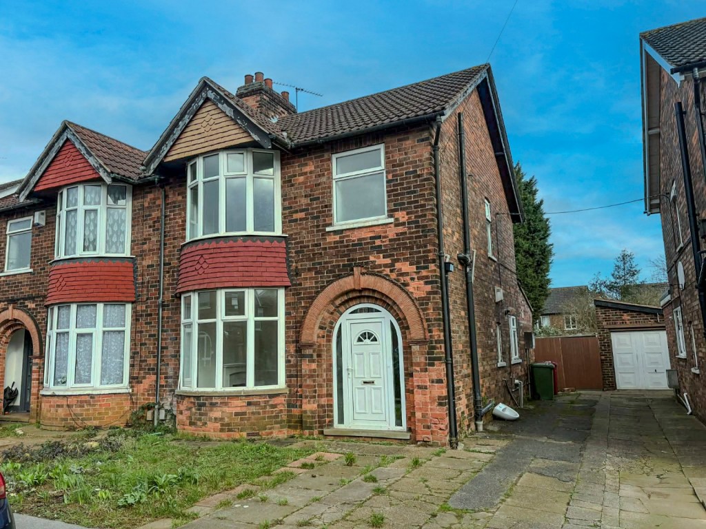 3 bedroom Semi-detached house Under Offer