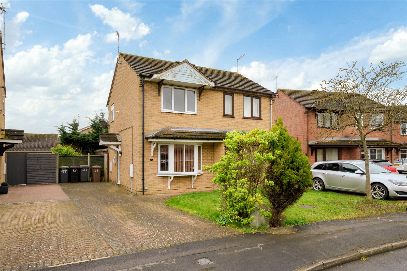 2 bedroom Semi-detached house Under Offer