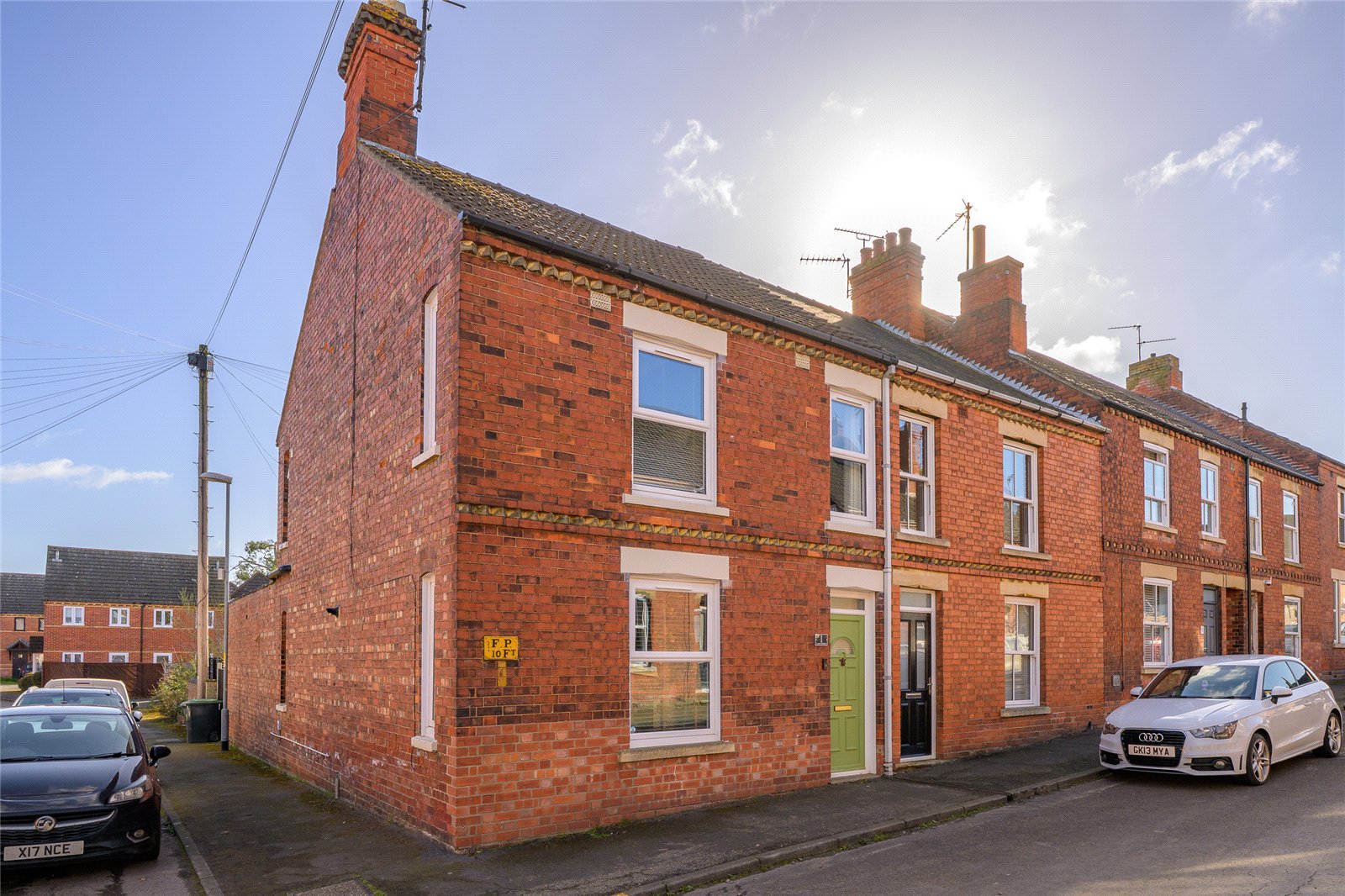 3 bedroom Semi-detached house Under Offer