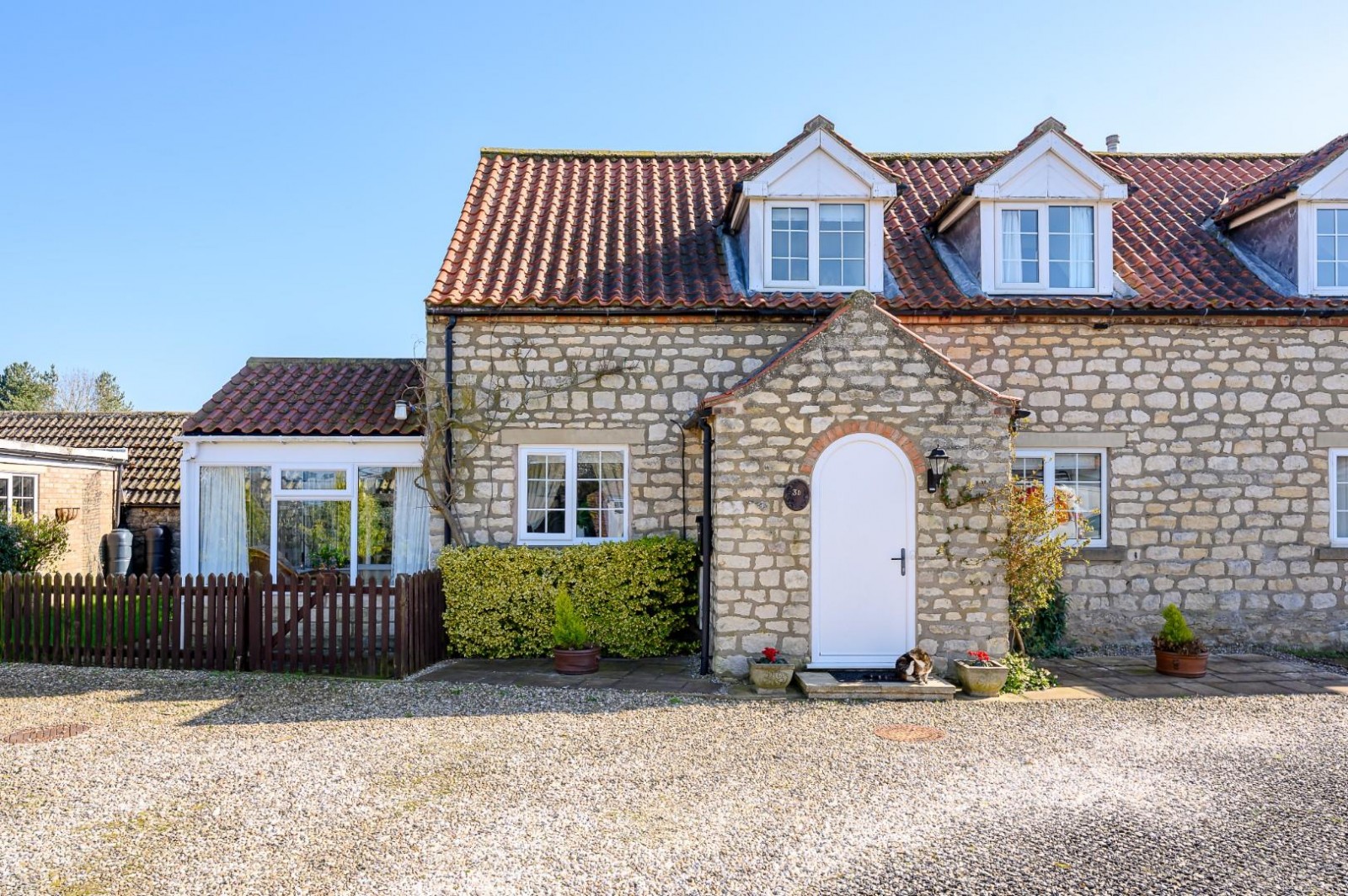2 bedroom Cottage For Sale